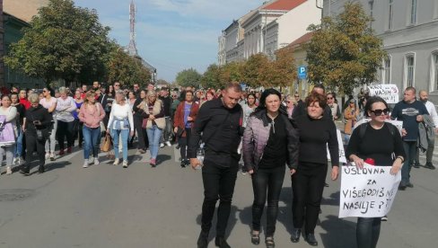 POTRESNO: Majka ubijene Petre jedva hoda, kroz suze priča šta je sve preživela (VIDEO) POTRESNO: Majka ubijene Petre jedva hoda, kroz suze priča šta je sve preživela (VIDEO)