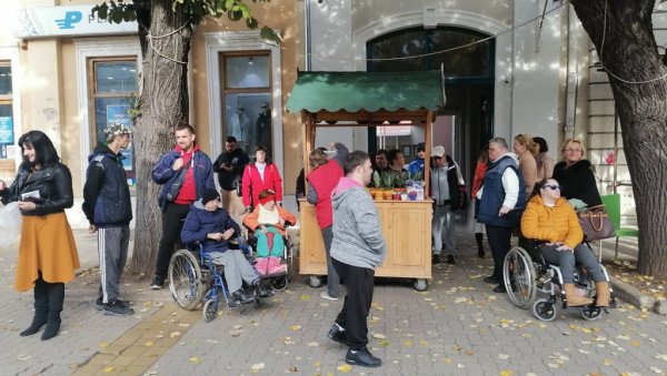 УЗ ПОМОЋ ГУСЕНИЦЕ ЛАКШЕ УЗ СТЕПЕНИЦЕ: Олакшање за особе са инвалидитетом у Кикинди УЗ ПОМОЋ ГУСЕНИЦЕ ЛАКШЕ УЗ СТЕПЕНИЦЕ: Олакшање за особе са инвалидитетом у Кикинди