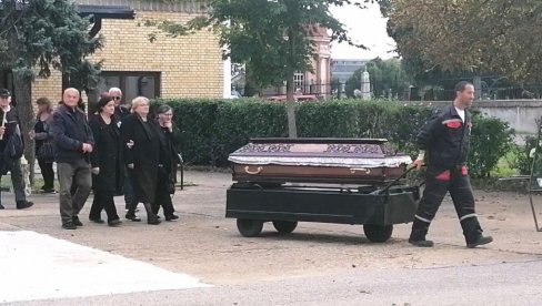 JUČE SAHRANILA UNUKU, A DANAS SINA: U Vršcu bez sveštenika i opela pokopan Marko B, uz njegovu majku dvadesetak građana JUČE SAHRANILA UNUKU, A DANAS SINA: U Vršcu bez sveštenika i opela pokopan Marko B, uz njegovu majku dvadesetak građana