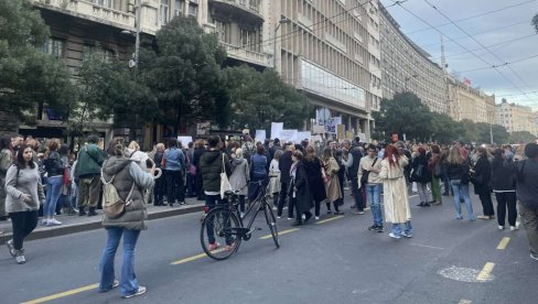 BLOKIRANE TERAZIJE: Protest ispred Informera, velike gužve u centru grada (FOTO) BLOKIRANE TERAZIJE: Protest ispred Informera, velike gužve u centru grada (FOTO)