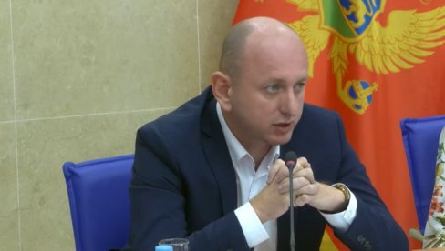 KNEŽEVIĆ O HAOSU U CRNOJ GORI: Milo od sreće pocupkuje na pesku Dubaija