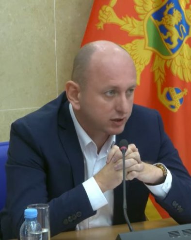 КО ЈЕ НА ТАПЕТУ ЗА СКИДАЊЕ ГЛАВЕ? Кнежевић поручио Спајићу: Спрема се сеча кнезова