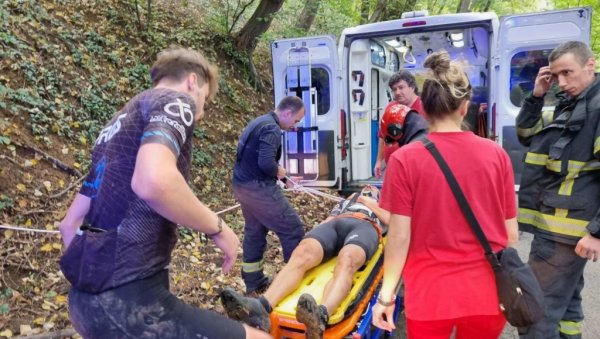 ДРАМА НА КОШУТЊАКУ: Човек пао у провалију, има повреду кичме и врата - извлачили га ватрогасци (ФОТО) ДРАМА НА КОШУТЊАКУ: Човек пао у провалију, има повреду кичме и врата - извлачили га ватрогасци (ФОТО)