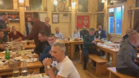 ПУТИНОВ РОЂЕНДАН ПРОСЛАВИЛИ И У БАТАЈНИЦИ: Уз Каћушу наздрављали руском председнику, традицију негују већ 16 година (ВИДЕО) ПУТИНОВ РОЂЕНДАН ПРОСЛАВИЛИ И У БАТАЈНИЦИ: Уз Каћушу наздрављали руском председнику, традицију негују већ 16 година (ВИДЕО)