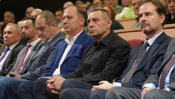 СРПСКИ НАРОД ЗНА ДА СЛОБОДА НИЈЕ МИТ: Министар Вулин на трибини посвећеној Че Гевари и Фиделу Кастру (ФОТО) СРПСКИ НАРОД ЗНА ДА СЛОБОДА НИЈЕ МИТ: Министар Вулин на трибини посвећеној Че Гевари и Фиделу Кастру (ФОТО)