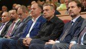 SRPSKI NAROD ZNA DA SLOBODA NIJE MIT: Ministar Vulin na tribini posvećenoj Če Gevari i Fidelu Kastru (FOTO)