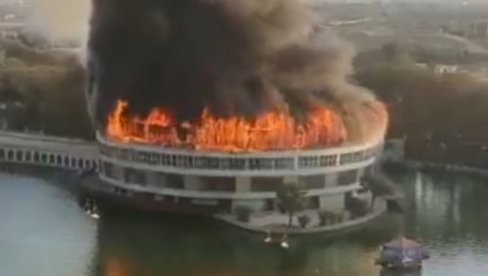 АПОКАЛИПТИЧНЕ СЦЕНЕ У ТЕХЕРАНУ: Ватра гута огромну зграду на језеру у Ерам парку (ВИДЕО) АПОКАЛИПТИЧНЕ СЦЕНЕ У ТЕХЕРАНУ: Ватра гута огромну зграду на језеру у Ерам парку (ВИДЕО)