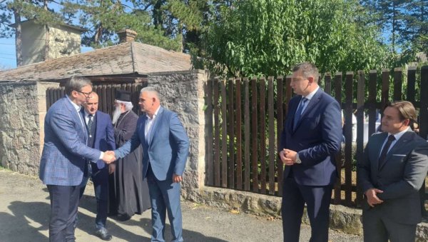 ВУЧИЋ У ТОПОЛИ: Ништа лепше ни узвишеније од наше Србије не постоји (ВИДЕО) ВУЧИЋ У ТОПОЛИ: Ништа лепше ни узвишеније од наше Србије не постоји (ВИДЕО)