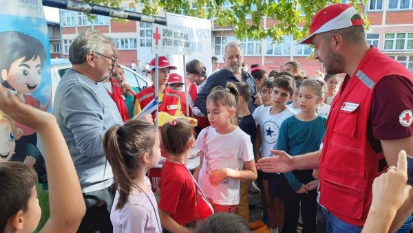 ТРКА ЗА СРЕЋНИЈЕ ДЕТИЊСТВО: Акција Црвеног крста и параћинске школе ТРКА ЗА СРЕЋНИЈЕ ДЕТИЊСТВО: Акција Црвеног крста и параћинске школе