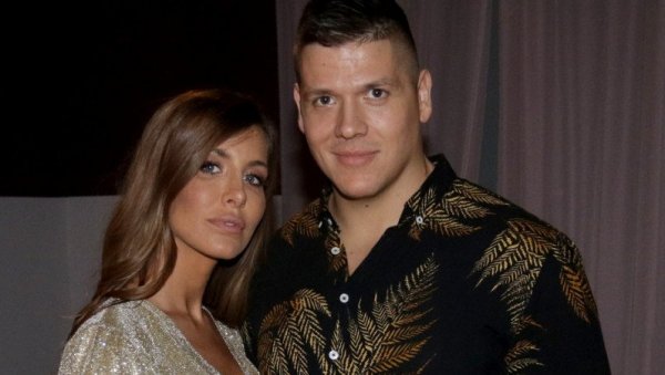 ЗНАМ ДА ЈЕ ПРИМИТИВНО, АЛИ... Слоба Радановић одрешио кесу за скупоцени поклон Јелени (ФОТО) ЗНАМ ДА ЈЕ ПРИМИТИВНО, АЛИ... Слоба Радановић одрешио кесу за скупоцени поклон Јелени (ФОТО)