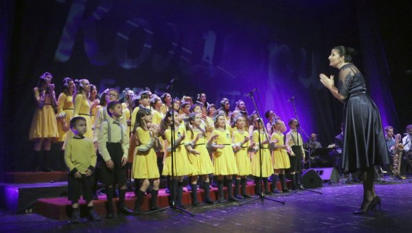 СА „КОЛИБРИЈЕМ“ ПЕВАЛА ЦЕЛА САЛА: Чувени дечји хор одушевио смедеревску публику