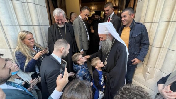 ТРАДИЦИОНАЛНО, ПОГАЧОМ И СОЉУ: Свечани дочек за патријарха Порфирија у Саборној цркви Светог Саве у Паризу (ФОТО) ТРАДИЦИОНАЛНО, ПОГАЧОМ И СОЉУ: Свечани дочек за патријарха Порфирија у Саборној цркви Светог Саве у Паризу (ФОТО)