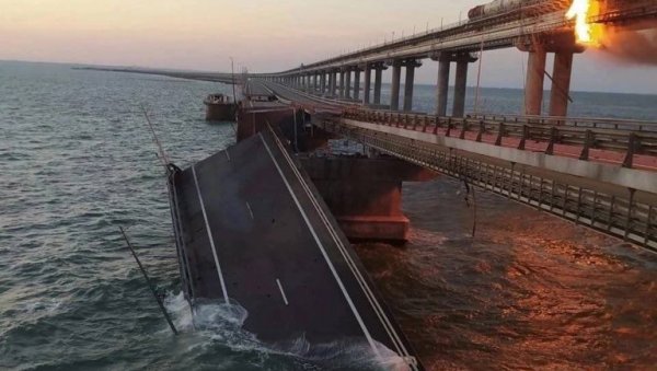 ДИВЕРЗИЈА НА КРИМСКОМ МОСТУ, ТРАЖЕ СЕ КРИВЦИ: Погинуле три особе, Украјина ликује; Јавност тражи снажну реакцију Москве ДИВЕРЗИЈА НА КРИМСКОМ МОСТУ, ТРАЖЕ СЕ КРИВЦИ: Погинуле три особе, Украјина ликује; Јавност тражи снажну реакцију Москве