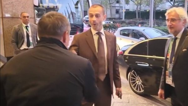 ВИДИ, ЈА ВАС ЧЕКАМ ОВДЕ! Пикси изненадио Чеферина пред жреб за ЕУРО 2024 и припретио председнику УЕФА као нико други (ВИДЕО) ВИДИ, ЈА ВАС ЧЕКАМ ОВДЕ! Пикси изненадио Чеферина пред жреб за ЕУРО 2024 и припретио председнику УЕФА као нико други (ВИДЕО)