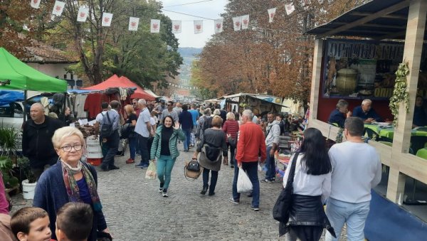 НОВОСТИ У ТОПОЛИ, НА ТРАДИЦИОНАЛНОЈ ОПЛЕНАЧКОЈ БЕРБИ ГРОЖЂА: Певало се, јело и пило, а мање пазарило (ФОТО) НОВОСТИ У ТОПОЛИ, НА ТРАДИЦИОНАЛНОЈ ОПЛЕНАЧКОЈ БЕРБИ ГРОЖЂА: Певало се, јело и пило, а мање пазарило (ФОТО)