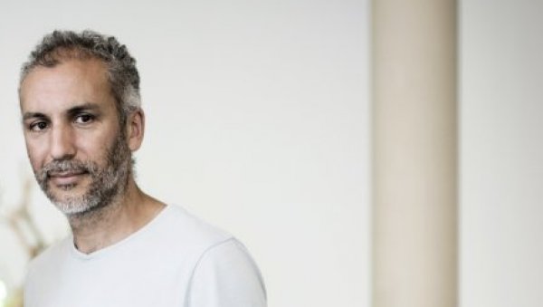 ФУДБАЛ МЕ НАУЧИО РАЗЛИЧИТОСТИ: Редитељ Мухамед ел Хатиб, о представи Стадион у којој је окупио педесет навијача на сцени ФУДБАЛ МЕ НАУЧИО РАЗЛИЧИТОСТИ: Редитељ Мухамед ел Хатиб, о представи Стадион у којој је окупио педесет навијача на сцени