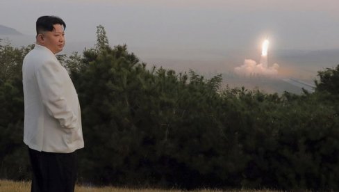ODAO POŠTU PRETHODNIKU: Kim DŽong Un posetio grob svog oca posle četiri godine ODAO POŠTU PRETHODNIKU: Kim DŽong Un posetio grob svog oca posle četiri godine