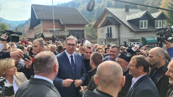 ВУЧИЋ НАЈАВИО НОВЕ ИНВЕСТИЦИЈЕ: Председник посетио Рашки и Моравички округ (ФОТО/ВИДЕО) ВУЧИЋ НАЈАВИО НОВЕ ИНВЕСТИЦИЈЕ: Председник посетио Рашки и Моравички округ (ФОТО/ВИДЕО)