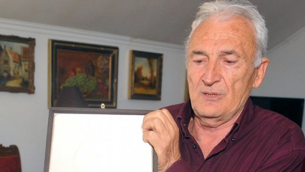 ИСПОД КОПИТА ПОМАХНИТАЛИХ КОЊА ИЗВУКАО ЈЕ ДВА ДЕЧАКА: У Шапцу са сином и унуком Душана Благојевића и њиховим успоменама на оца и деду ИСПОД КОПИТА ПОМАХНИТАЛИХ КОЊА ИЗВУКАО ЈЕ ДВА ДЕЧАКА: У Шапцу са сином и унуком Душана Благојевића и њиховим успоменама на оца и деду