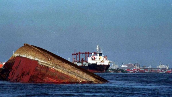 РАСТЕ БРОЈ ЖРТАВА НЕСРЕЋЕ У НИГЕРИЈИ: Намање 76 људи је погинуло у хаварији на броду - Мој живот се распао РАСТЕ БРОЈ ЖРТАВА НЕСРЕЋЕ У НИГЕРИЈИ: Намање 76 људи је погинуло у хаварији на броду - Мој живот се распао