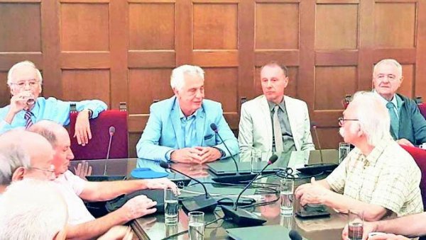 ЕМЕРИТУСИ ТРАЖЕ СИГУРНА ПРИМАЊА: Удружење угледних пензионисаних универзитетских професора тражи да се реши њихов финансијски статус ЕМЕРИТУСИ ТРАЖЕ СИГУРНА ПРИМАЊА: Удружење угледних пензионисаних универзитетских професора тражи да се реши њихов финансијски статус