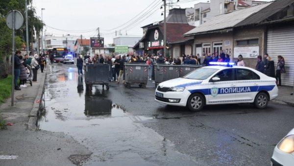 ОТПАДНЕ ВОДЕ ДА НЕ ТЕКУ МИРИЈЕВОМ: Житељи Јованке Радаковић и јуче на два сата блокирали улицу уочи састанка са представницима града ОТПАДНЕ ВОДЕ ДА НЕ ТЕКУ МИРИЈЕВОМ: Житељи Јованке Радаковић и јуче на два сата блокирали улицу уочи састанка са представницима града