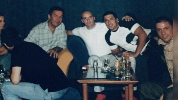ПОРЕД МИЛА И МРВЕ, НА СЛИЦИ И УБИЈЕНИ ШКАЉАРАЦ РАКЕЛА: ДПС осуо паљбу по Дритану - На ниске сте гране спали, Абазовићу... (ФОТО) ПОРЕД МИЛА И МРВЕ, НА СЛИЦИ И УБИЈЕНИ ШКАЉАРАЦ РАКЕЛА: ДПС осуо паљбу по Дритану - На ниске сте гране спали, Абазовићу... (ФОТО)