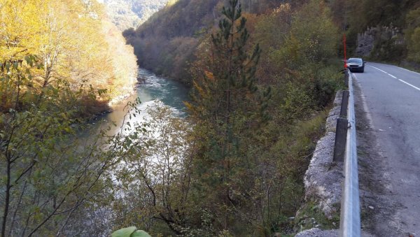 ВОЗИЛО У КАЊОНУ ТАРЕ, СПАШЕН ВОЗАЧ: Нова акција Горске службе ВОЗИЛО У КАЊОНУ ТАРЕ, СПАШЕН ВОЗАЧ: Нова акција Горске службе
