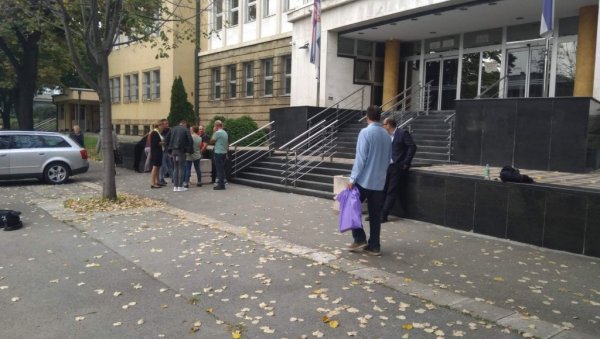 ОДЛОЖЕН ПОЧЕТАК ПРЕТРЕСА: Мрђа још није доведен у Специјални суд ОДЛОЖЕН ПОЧЕТАК ПРЕТРЕСА: Мрђа још није доведен у Специјални суд
