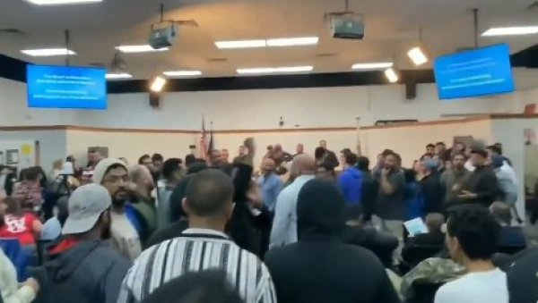 АКО ЈЕ ОВО ДЕМОКРАТИЈА, МИ СМО ВЕЋИНА: Хришћани и муслимани заједно протестовали против ЛГБТ+ књига у школама (ВИДЕО) АКО ЈЕ ОВО ДЕМОКРАТИЈА, МИ СМО ВЕЋИНА: Хришћани и муслимани заједно протестовали против ЛГБТ+ књига у школама (ВИДЕО)
