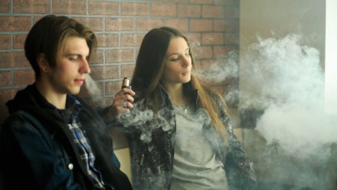 KLINCIMA ZABRANJUJU PUŠENJE: Propisi koji zabranjuju prodaju e-cigareta mladima uskoro pred poslanicima KLINCIMA ZABRANJUJU PUŠENJE: Propisi koji zabranjuju prodaju e-cigareta mladima uskoro pred poslanicima
