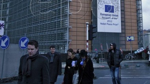 НЕ ГЛАСАМО ЗА КАЗНЕ РУСИЈИ И ПЛАЋАМО ЦЕНУ: Председник анализирао извештај о напретку наше земље ка ЕУ, који му је уручио Жиофре НЕ ГЛАСАМО ЗА КАЗНЕ РУСИЈИ И ПЛАЋАМО ЦЕНУ: Председник анализирао извештај о напретку наше земље ка ЕУ, који му је уручио Жиофре