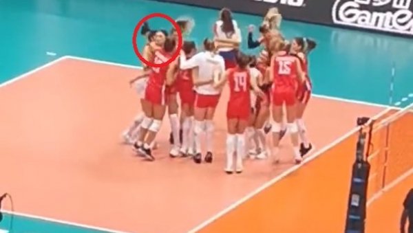 РАЗБИЛА АМЕРИКАНКЕ, А ОНДА... Све Српкиње одмах славиле пласман у финале Светског првенства, само се Тијана Бошковић окренула (ВИДЕО) РАЗБИЛА АМЕРИКАНКЕ, А ОНДА... Све Српкиње одмах славиле пласман у финале Светског првенства, само се Тијана Бошковић окренула (ВИДЕО)