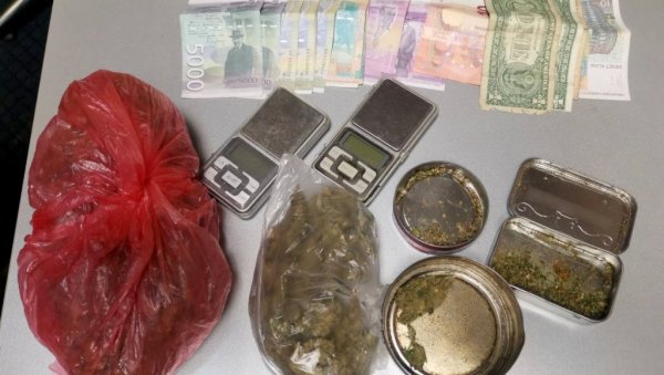 УХАПШЕН МУШКАРАЦ У БЕОГРАДУ: У ауту пронађени марихуана и новац УХАПШЕН МУШКАРАЦ У БЕОГРАДУ: У ауту пронађени марихуана и новац