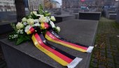 SKANDAL POTRESAO BERLIN: Nemački poslanik plesao na spomeniku ubijenim Jevrejima (FOTO) SKANDAL POTRESAO BERLIN: Nemački poslanik plesao na spomeniku ubijenim Jevrejima (FOTO)