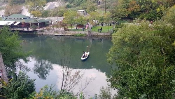ЉУДИ ПРОПАЛИ КРОЗ ПЕШАЧКИ МОСТ: Инцидент у Овчар Бањи, има повређених (ФОТО) ЉУДИ ПРОПАЛИ КРОЗ ПЕШАЧКИ МОСТ: Инцидент у Овчар Бањи, има повређених (ФОТО)