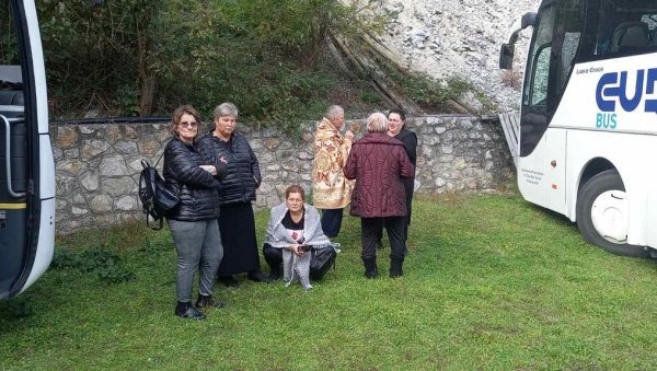МОЛИТВА ЗА УТОПЉЕНЕ И ЗДРАВЉЕ ПРЕЖИВЕЛИХ: После трагедије у Овчар Бањи туристи из Зворника превезени у манастир Преображење МОЛИТВА ЗА УТОПЉЕНЕ И ЗДРАВЉЕ ПРЕЖИВЕЛИХ: После трагедије у Овчар Бањи туристи из Зворника превезени у манастир Преображење