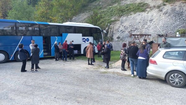 НЕКАКО САМ СЕ ИЗВУКЛА, МОЈ СИН СЕ ВРАТИО У ВОДУ ДА СПАСАВА ДРУГЕ: Исповест жене која је преживела пад у Западну Мораву (ФОТО/ВИДЕО) НЕКАКО САМ СЕ ИЗВУКЛА, МОЈ СИН СЕ ВРАТИО У ВОДУ ДА СПАСАВА ДРУГЕ: Исповест жене која је преживела пад у Западну Мораву (ФОТО/ВИДЕО)