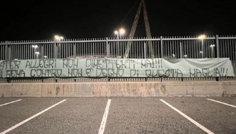 JUVENTUS GORI A ANJELI SE ČEŠLJA: Grupa navijača Juventusa pred gradski derbi podržala Alegrija i zatražila ostavku predsednika kluba (FOTO) JUVENTUS GORI A ANJELI SE ČEŠLJA: Grupa navijača Juventusa pred gradski derbi podržala Alegrija i zatražila ostavku predsednika kluba (FOTO)