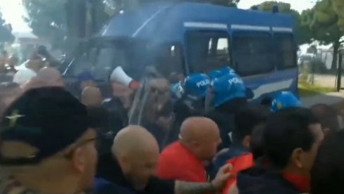 ЦРНИ ПЕТАК У ИТАЛИЈИ: Заустављање Флотиле која је носила помоћ Гази, хапшење активиста и екстрадиција, повод масовне штрајкове ЦРНИ ПЕТАК У ИТАЛИЈИ: Заустављање Флотиле која је носила помоћ Гази, хапшење активиста и екстрадиција, повод масовне штрајкове