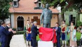 ОТКРИВЕН СПОМЕНИК ЛЕСУ ИВАНОВИЋУ: Родно Цетиње се одужило црногорском песнику ОТКРИВЕН СПОМЕНИК ЛЕСУ ИВАНОВИЋУ: Родно Цетиње се одужило црногорском песнику