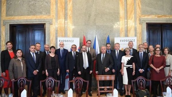 ВУЧИЋ СА АМБАСАДОРИМА ЧЛАНИЦА ЕУ: Морамо озбиљно да радимо на обезбеђивању енергетске безбедности и очувању мира ВУЧИЋ СА АМБАСАДОРИМА ЧЛАНИЦА ЕУ: Морамо озбиљно да радимо на обезбеђивању енергетске безбедности и очувању мира