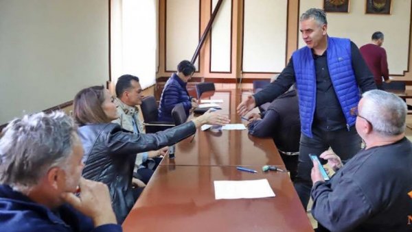 ДА ЛАКШЕ ПРЕБРОДЕ ЗИМУ: У Сечњу потписани уговори о финансирању пројеката енергетске санације ДА ЛАКШЕ ПРЕБРОДЕ ЗИМУ: У Сечњу потписани уговори о финансирању пројеката енергетске санације