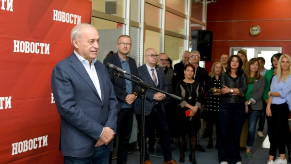 НОВОСТИ СЕ ЧИТАЈУ, ДРУГЕ ПРЕЛИСТАВАЈУ: Вучелић - Наши текстови су аналитични, објективни, поносан сам на своје колеге (ФОТО/ВИДЕО) НОВОСТИ СЕ ЧИТАЈУ, ДРУГЕ ПРЕЛИСТАВАЈУ: Вучелић - Наши текстови су аналитични, објективни, поносан сам на своје колеге (ФОТО/ВИДЕО)
