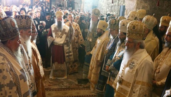ДОСТОЈАН ДА ЧУВА ТРОН СВЕТОГ САВЕ И ВЕКОВЕ ЦРКВЕ: Патријарха Порфирија до престола Светог Саве довели Хризостом и Јоаникије ДОСТОЈАН ДА ЧУВА ТРОН СВЕТОГ САВЕ И ВЕКОВЕ ЦРКВЕ: Патријарха Порфирија до престола Светог Саве довели Хризостом и Јоаникије