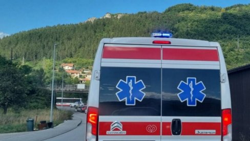 VELIKA TRAGEDIJA KOD GRAČANICE - POGINULA ŽENA, DVA MUŠKARCA TEŠKO POVREĐENA: Sudar kombija i mercedesa