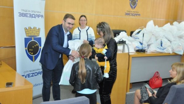 ПАКЕТИ ЗА БЕБЕ: Општина Звездара наставља да помаже родитељима новорођенчади ПАКЕТИ ЗА БЕБЕ: Општина Звездара наставља да помаже родитељима новорођенчади