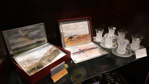 FUNKCIONER ĆE MOĆI I DA OTKUPI POKLONE Predlog - da plate tržišnu cenu i zadrže što nije od posebnog značaja FUNKCIONER ĆE MOĆI I DA OTKUPI POKLONE Predlog - da plate tržišnu cenu i zadrže što nije od posebnog značaja