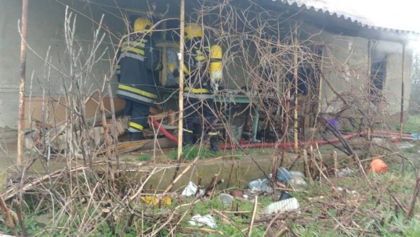 ПОЖАР КОД КРУШЕВЦА: Прво се запалила шупа, а онда је кренула да гори кућа ПОЖАР КОД КРУШЕВЦА: Прво се запалила шупа, а онда је кренула да гори кућа