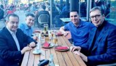 ЛУКА, ДАНИЛО И ЈА ПИЈЕМО ПИВО, А ИВИЦА КАФУ - ЦИГАРУ ЈЕ САКРИО: Вучић и лидер СПС се после политичких договора опуштају у Београду на води